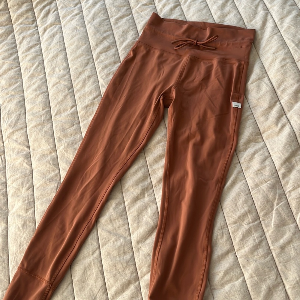 Vuori Daily Legging in Light Penny